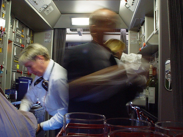  Azafatas de Lufthansa en la cocina durante el vuelo.
